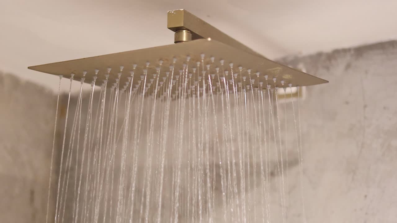 cascada de agua de una ducha moderna