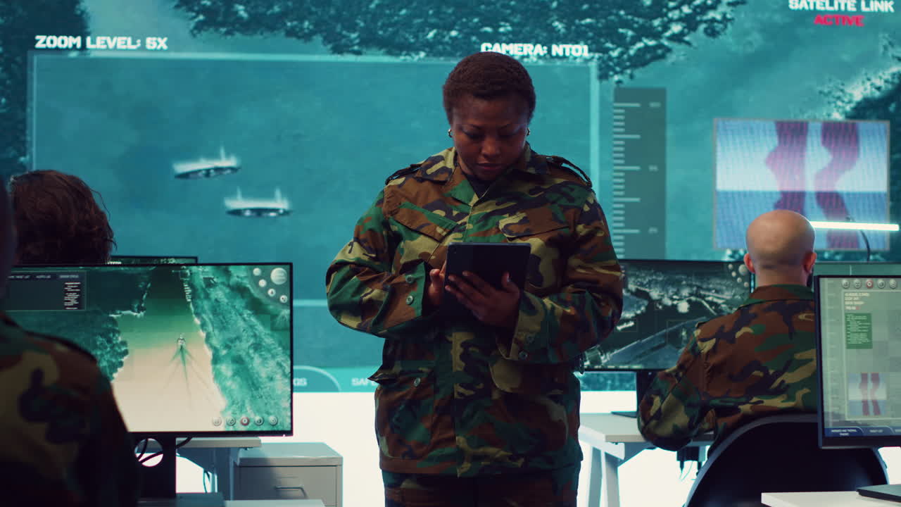 oficial militar mujer supervisando imágenes de vigilancia de radar