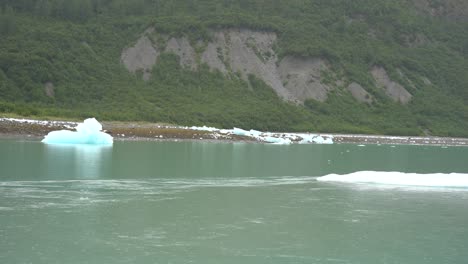 hielo glaciar flotando desde un barco