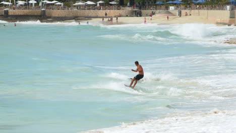 skimboarders en la playa 01