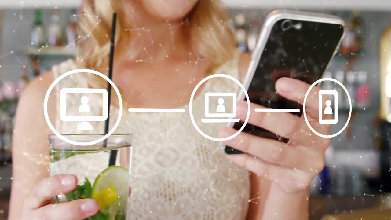 animación de diagrama de flujo e iconos conectados, mujer caucásica con limonada y usando teléfono celular