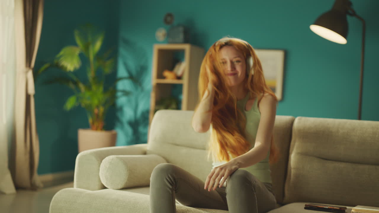 노래를 즐기고 비트와 함께 춤을 추는 여자