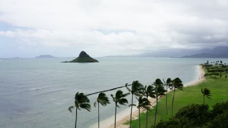 Drohnenaufnahme-Beim-Anflug-Auf-Hawaiis-China-Man-Hat-Island-Von-Der-Küste-Oahus-Aus