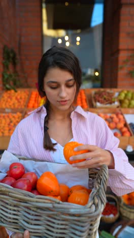 mujer comprando frutas en un mercado de agricultores