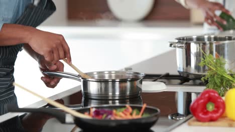 una joven pareja feliz cocinando juntos