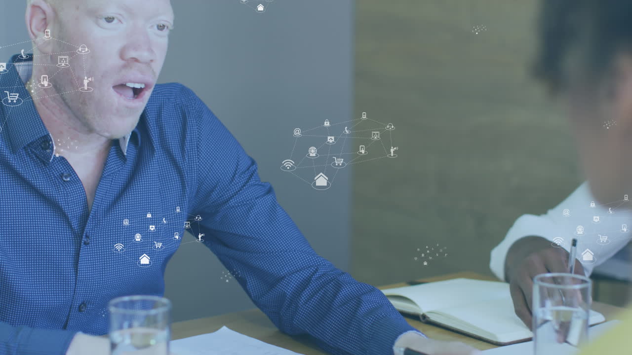 사무실에서 보고서를 논의하는 다양한 동료들에 대한 여러 아이콘의 애니메이션