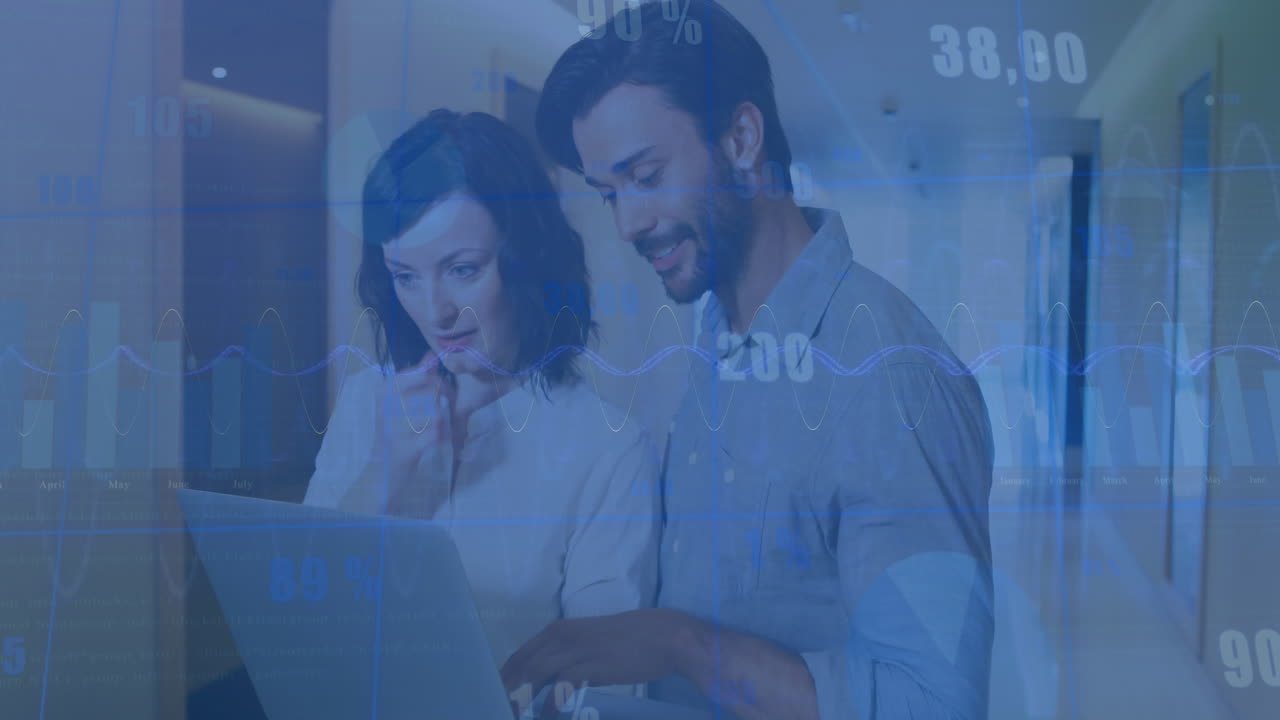 animación del procesamiento de datos financieros sobre diversas personas de negocios en la oficina