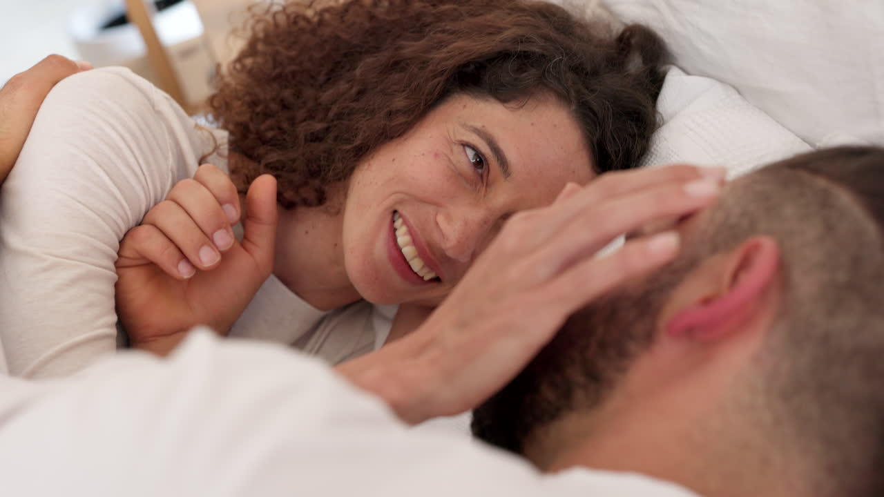 pareja acostada en la cama