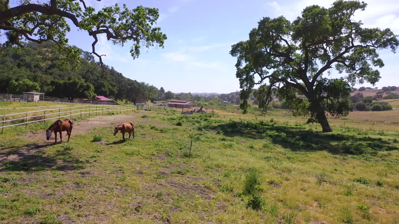 hermosa antena ascendente sobre una granja o rancho de caballos en el condado de santa bárbara, california
