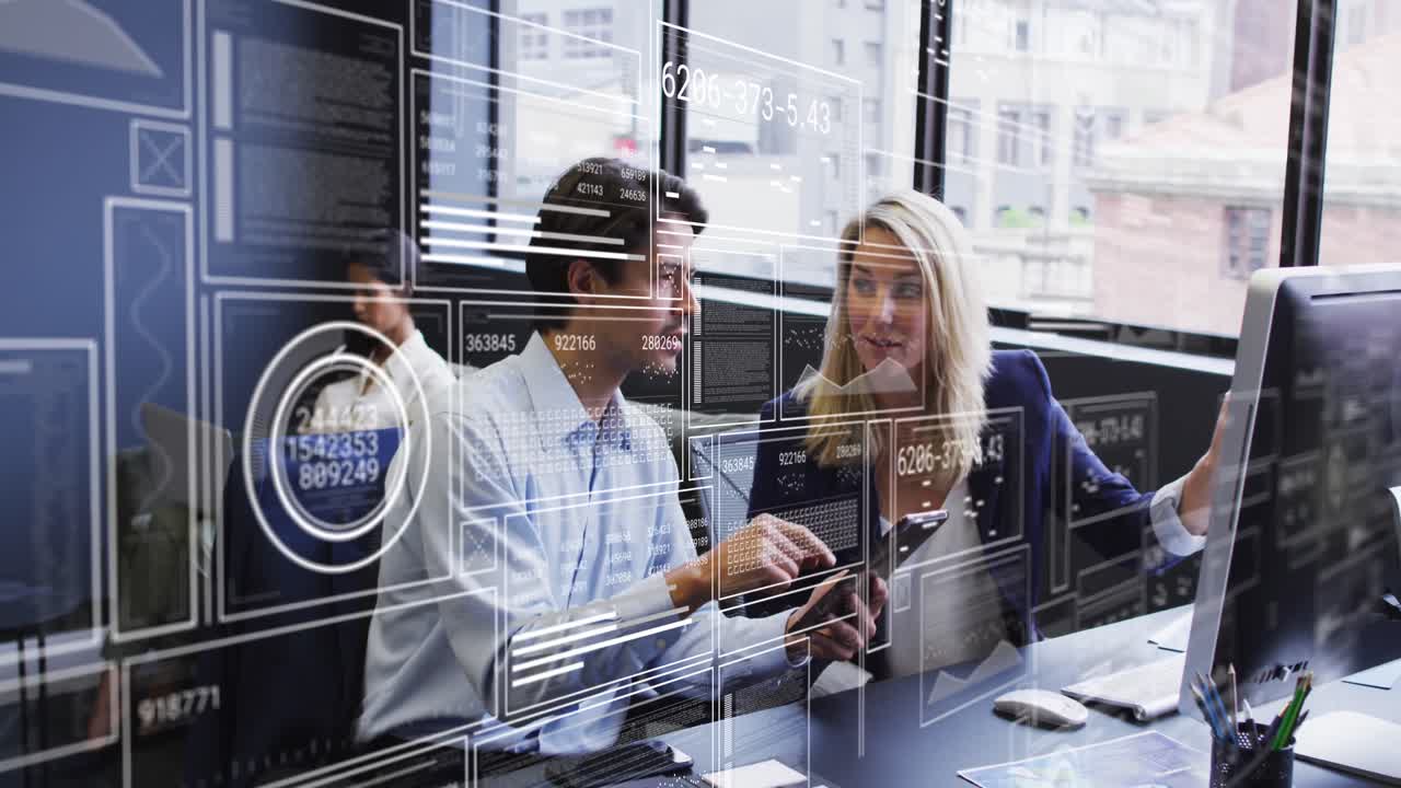 animación de gráficos, cambio de número, barras de carga, círculos, compañeros de trabajo caucásicos discutiendo informes