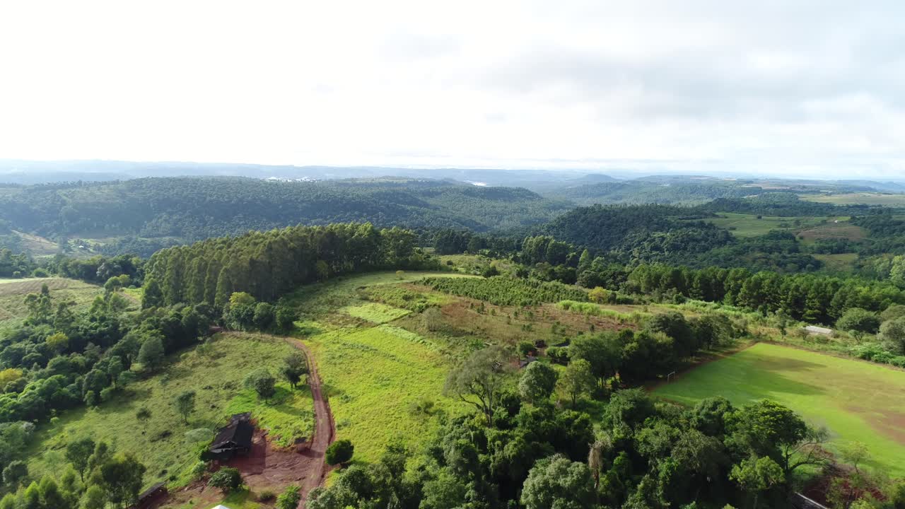 vista aérea capturando el paisaje rural pintoresco de misiones, argentina, adornado con su exuberante vegetación y su sereno campo