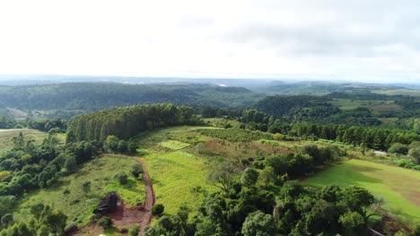 Vista-Aérea-Que-Captura-El-Pintoresco-Paisaje-Rural-De-Misiones,-Argentina,-Adornado-Con-Su-Exuberante-Vegetación-Y-Su-Sereno-Campo.