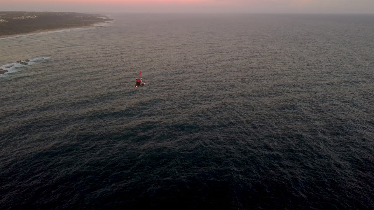 새벽 일찍 헬리콥터를 타고 해변을 건너다