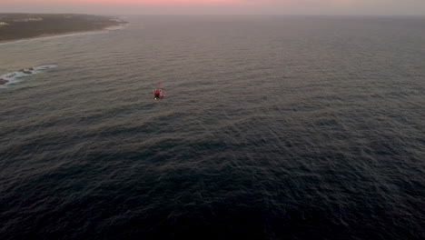 helicóptero temprano al amanecer cruzando la playa.