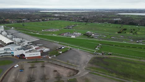 Hipódromo-De-Sandown-Park-Esher-Surrey-Reino-Unido-Panning-Drone-Vista-Aérea