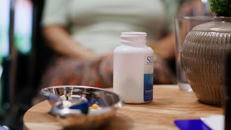 enfermera profesional separando pastillas y medicamentos en dos botellas diferentes