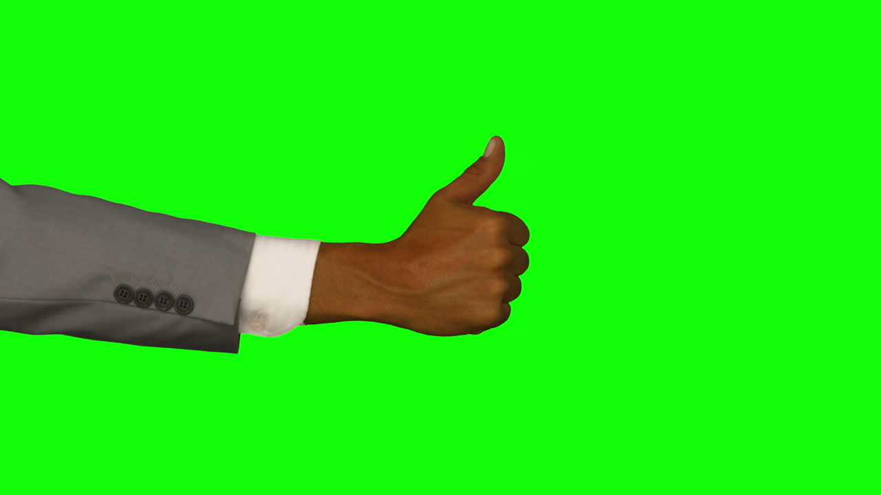 cerca de la mano gestando los pulgares hacia arriba