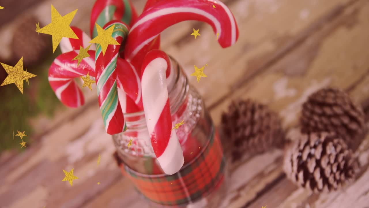 Estrellas doradas flotando en un tarro de cristal envolvente con bastones de caramelo a rayas que crean un ambiente festivo