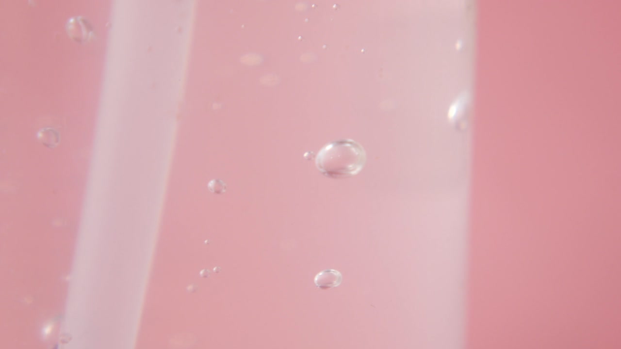 분홍색 젤과 거품의 클로즈업