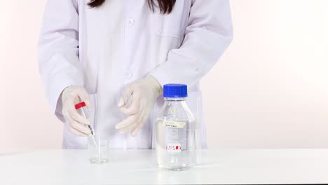 científico que maneja equipos de laboratorio para un experimento
