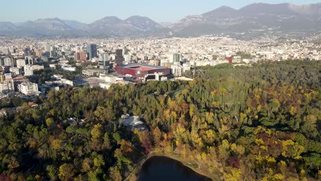 video de drone volando sobre el lago
