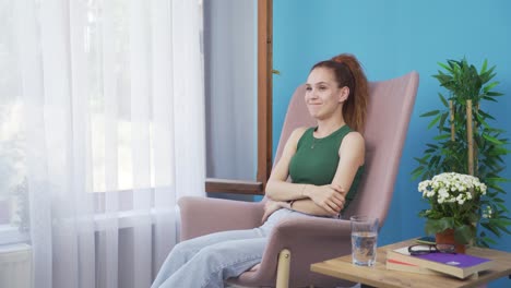그녀의 추억을 기억하고 행복한 여성.