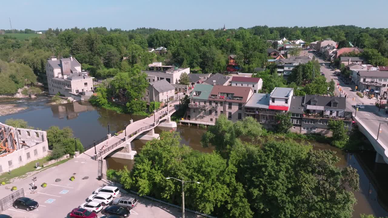 Sakte luftfoto av Elora, Ontario, sentrum fra 1800-tallet ved Grand River, med kamera som trekker seg bort