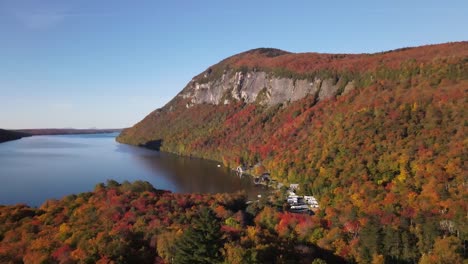 hermosas imágenes aéreas de drones de las hojas de otoño en y alrededor del monte hor, el monte pisgah y el lago willoughby durante el pico del follaje otoñal en el bosque estatal de willoughby en westmore, vermont