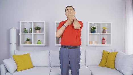 un anciano con dolor de cuello.