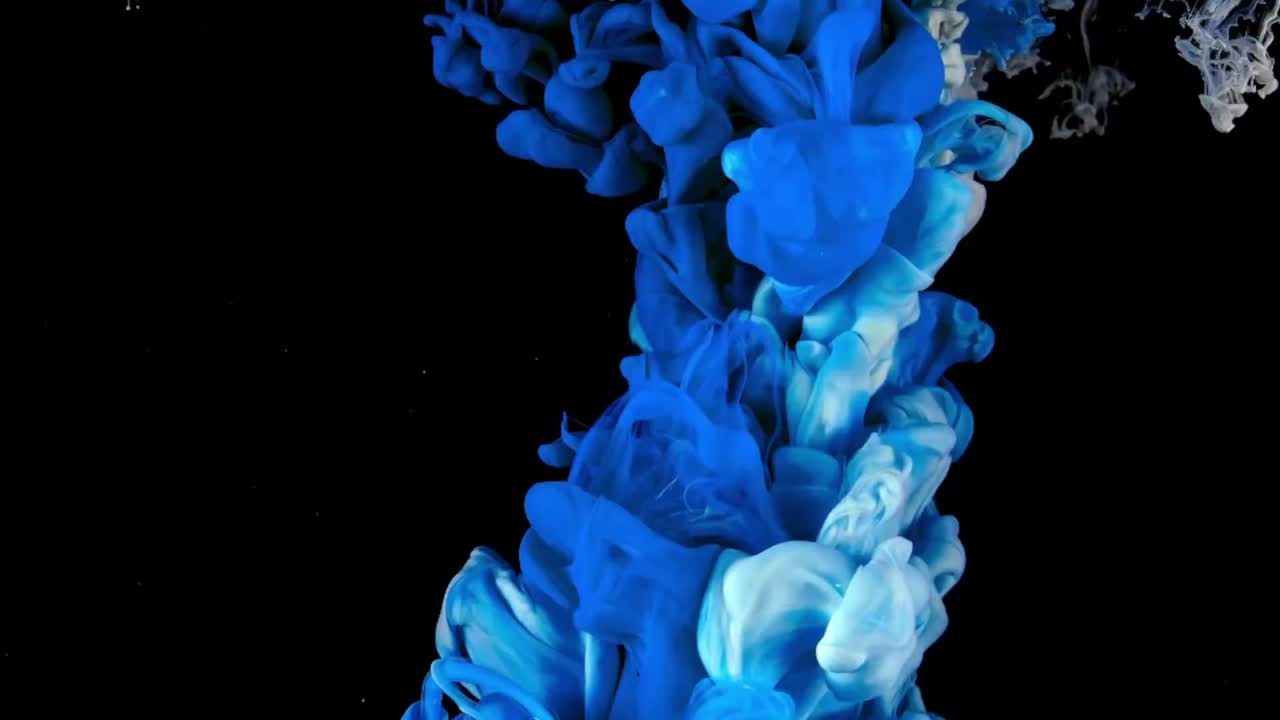 gotas de tinta blanca y azul en el agua