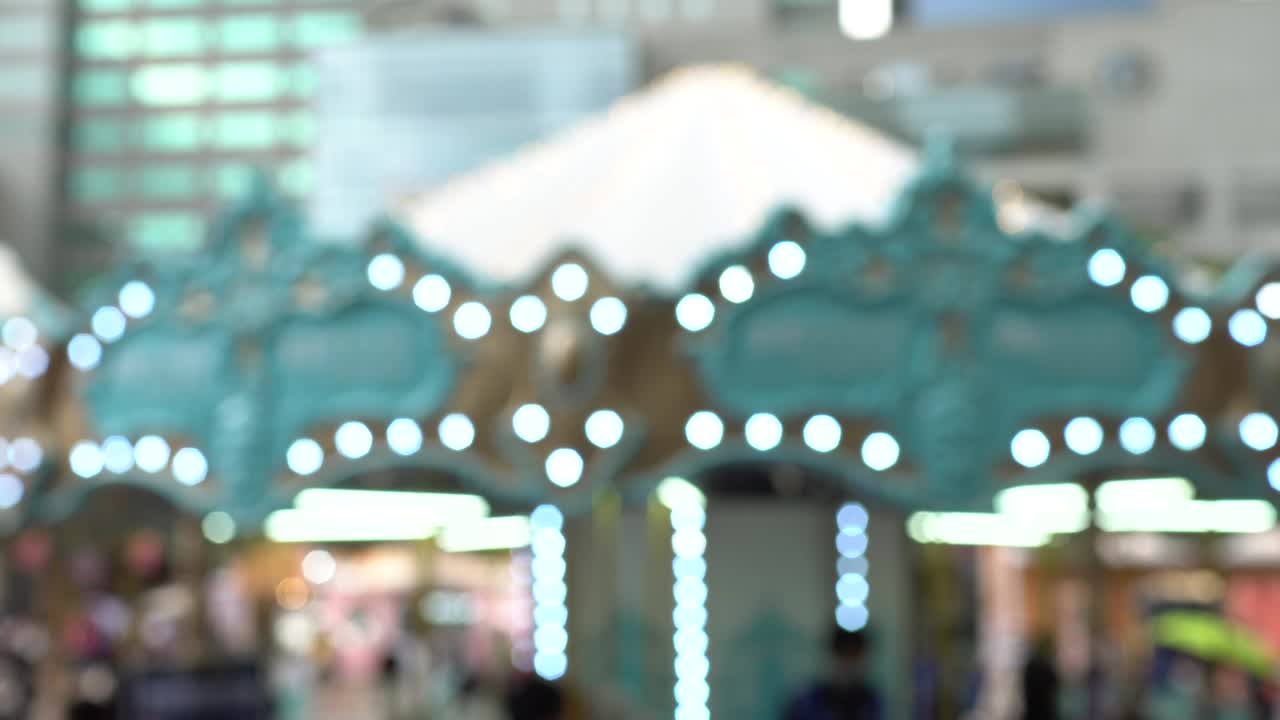 놀이 공원의 카루셀. 초점 밖. 중간