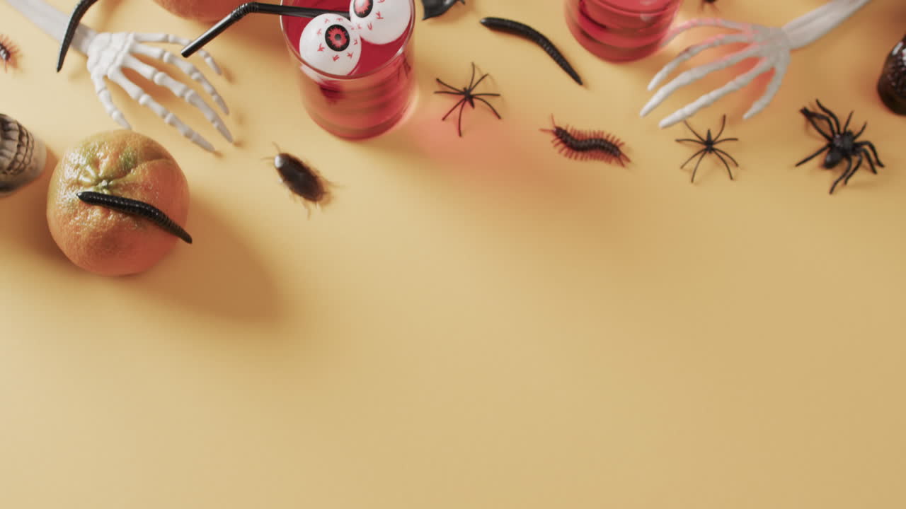 video de bebidas y decoraciones de halloween con espacio de copia en fondo amarillo