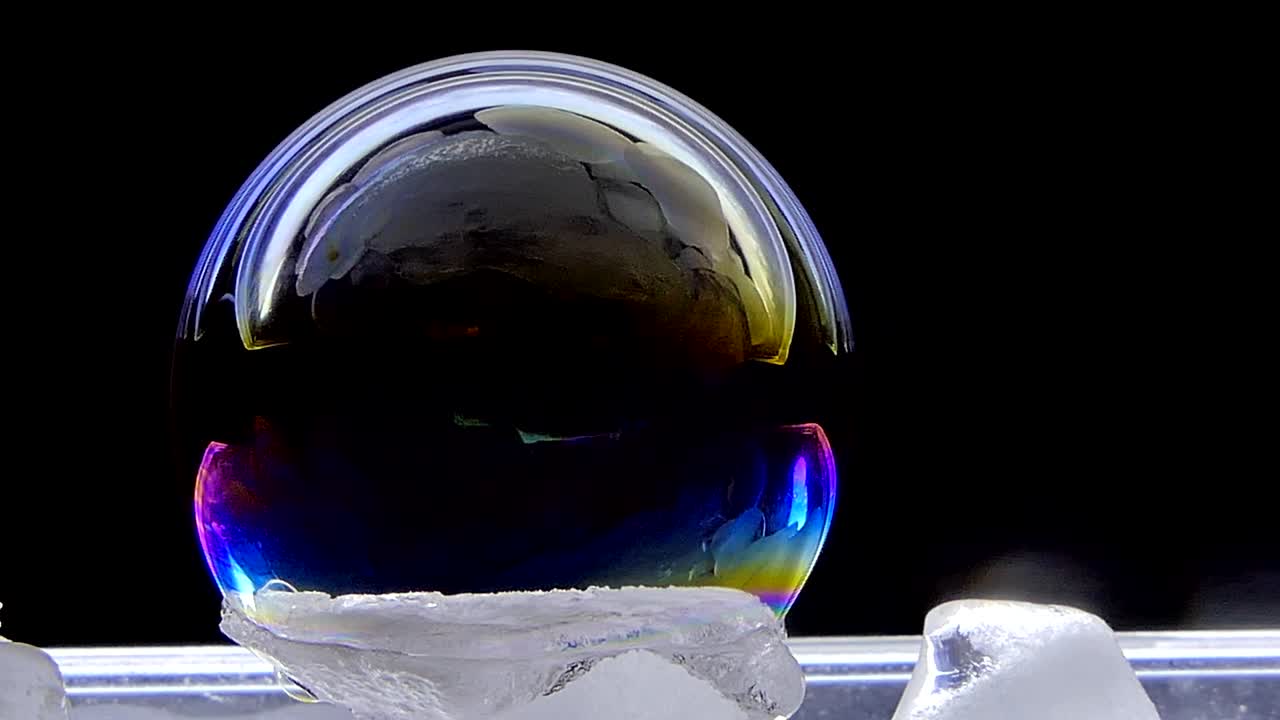 비누 거품의 반이는 색.