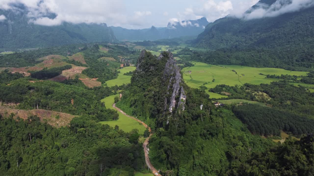 imagen aérea del punto de vista de nam hai, que muestra su impresionante vista de los campos de arroz y las montañas cerca de vang vieng en laos