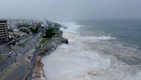 El-Poder-De-La-Naturaleza-Con-Enormes-Olas-Golpeando-La-Costa-De-Santo-Domingo-Por-El-Huracán-Beryl,-República-Dominicana