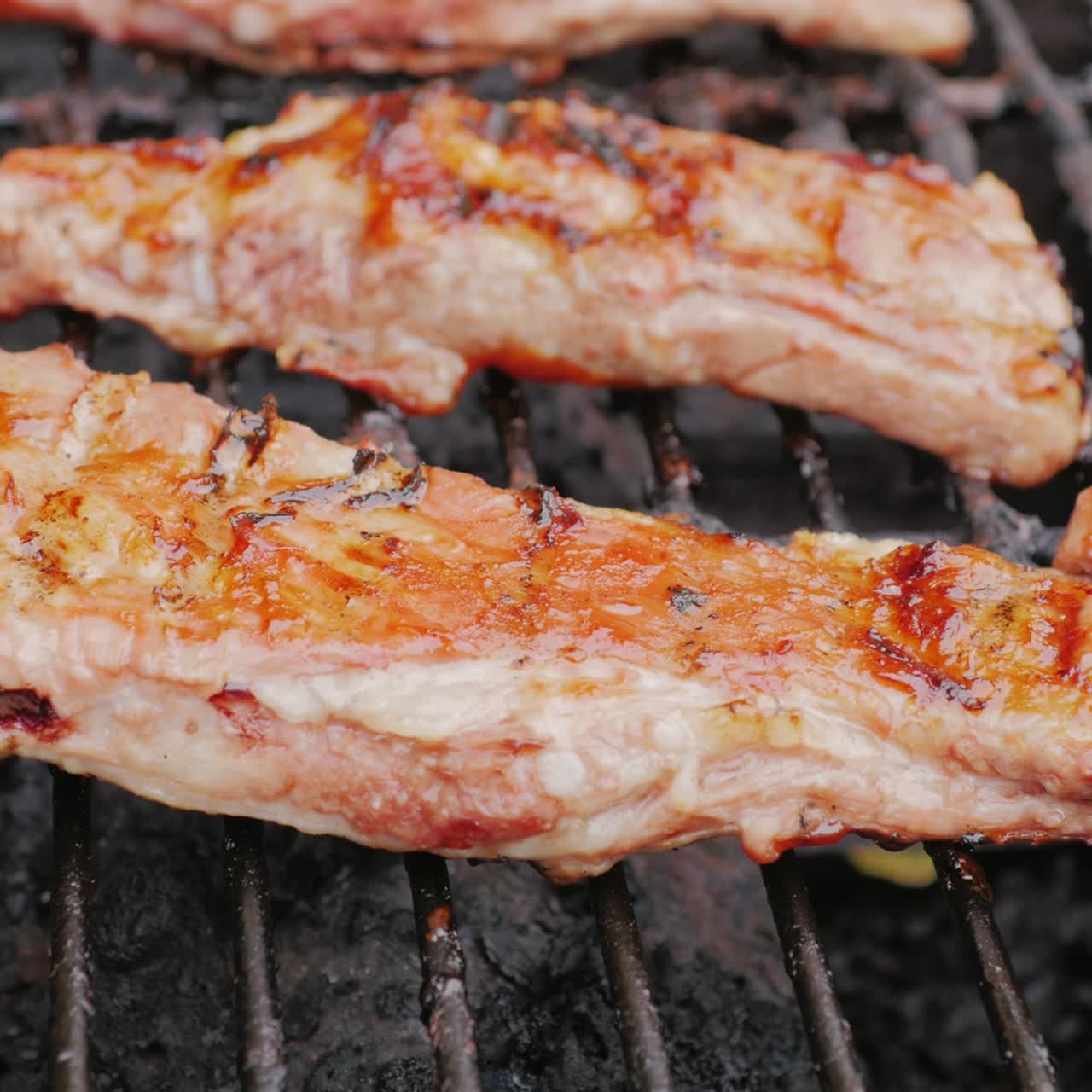 가스 그릴에 구운 맛있는 갈비