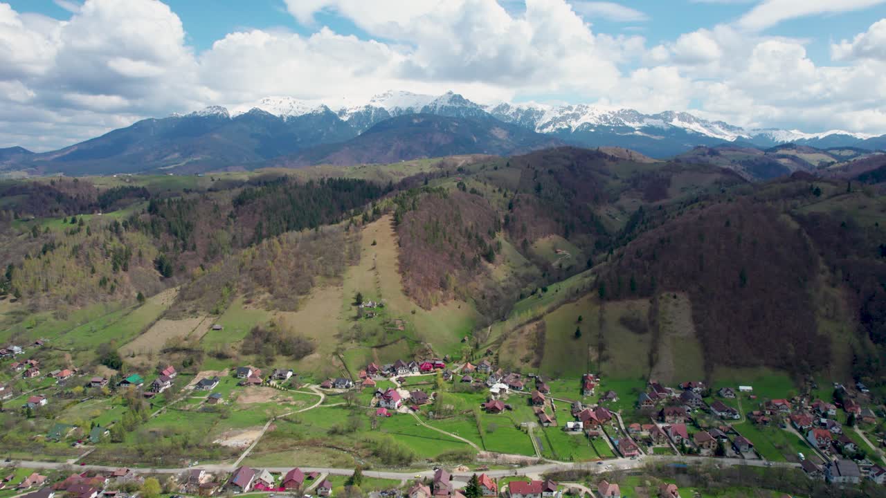 이 비디오 는 루마니아 의 그림 같은 산 마을 에 대한 영화적 인 드론 전망 을 보여 줍니다.