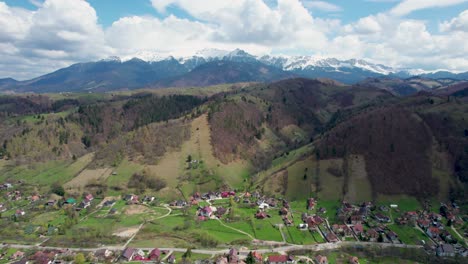 este video presenta una vista cinematográfica de un avión no tripulado sobre un pintoresco pueblo de montaña en rumania