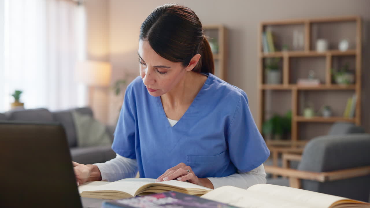 una enfermera que estudia en el hogar