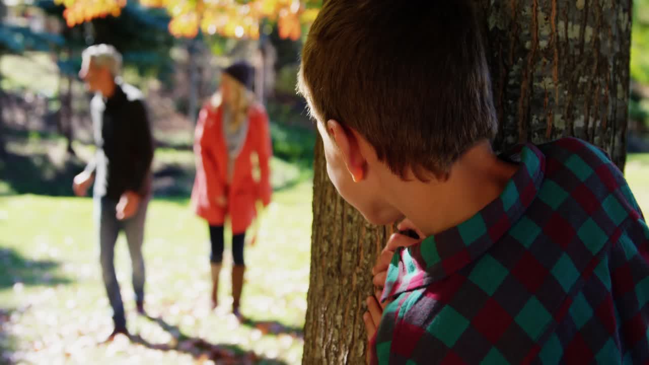 아들을 향해  ⁇ 고 있는 부부