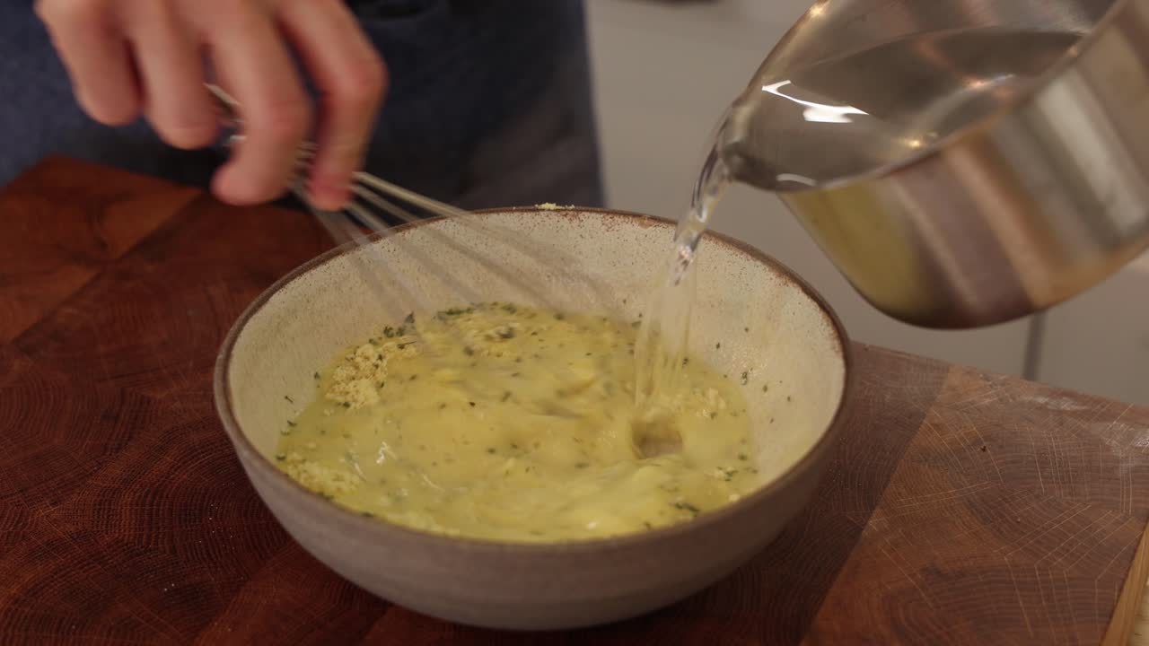 Mescolare la salsa cremosa in polvere con acqua calda in una ciotola per creare una consistenza omogenea