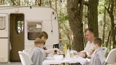 Glückliche-Familie-Beim-Frühstück-Auf-Dem-Campingplatz-Im-Wald