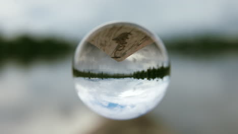 Viaje-Diurno-En-Barco-Por-El-Amazonas-Imagen-Refractiva-En-Una-Burbuja