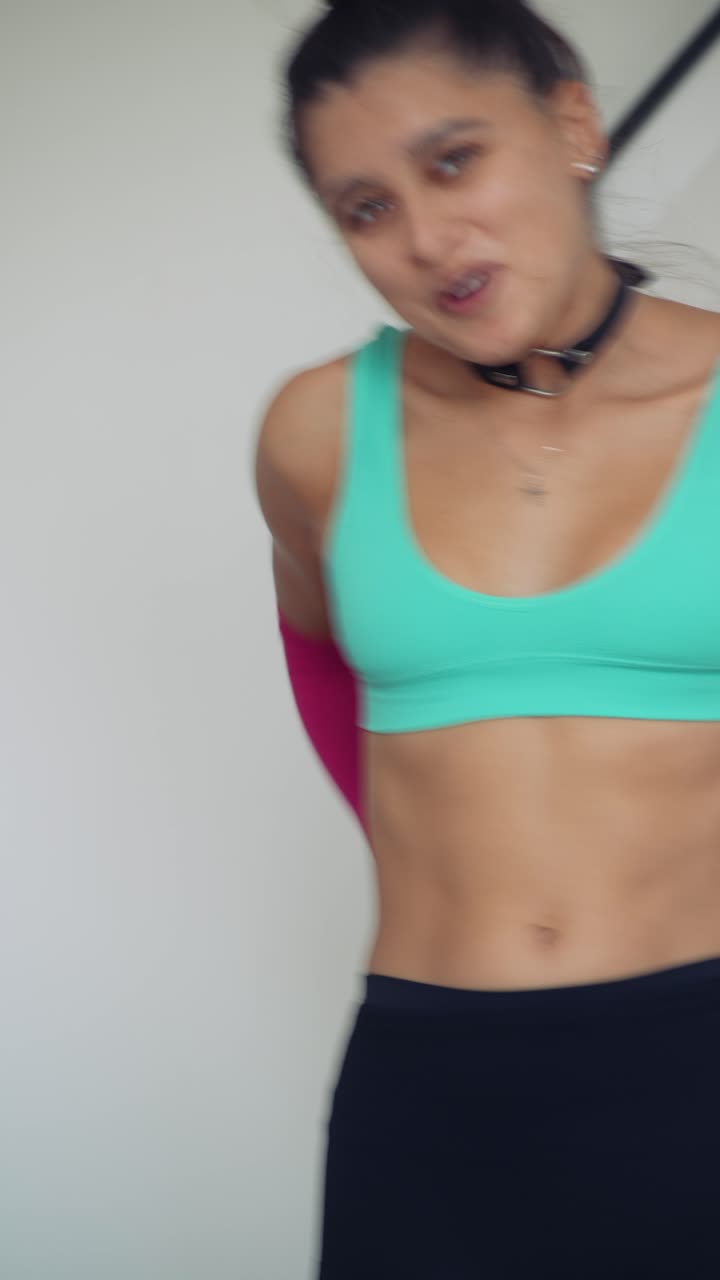 Giovane donna che sistema il suo outfit alla moda audace