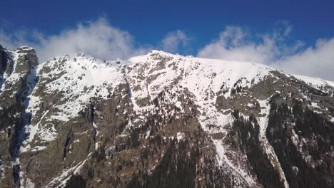 Cima-De-La-Montaña-Nieve-Hielo-Turismo-Deporte-Eco-Viajes-Montañas-Picos-Acantilados-Rocas-Crestas-Paisaje-Drone-Vuelo-Aéreo-En-Rila,-Bulgaria