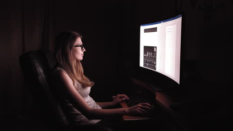 mujer trabajando tarde en la noche en la computadora