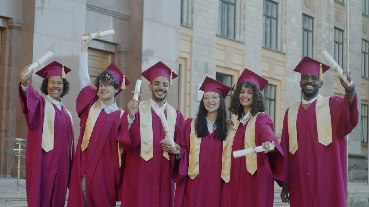 grupo de graduados celebrando la graduación