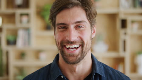 mann, lachen und gesicht des professors gefühl
