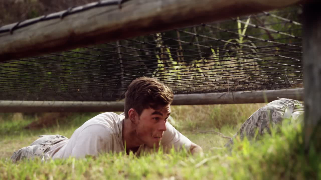 4k 장애물 코스 중에 네트  ⁇ 으로 기어 다니는 군인들