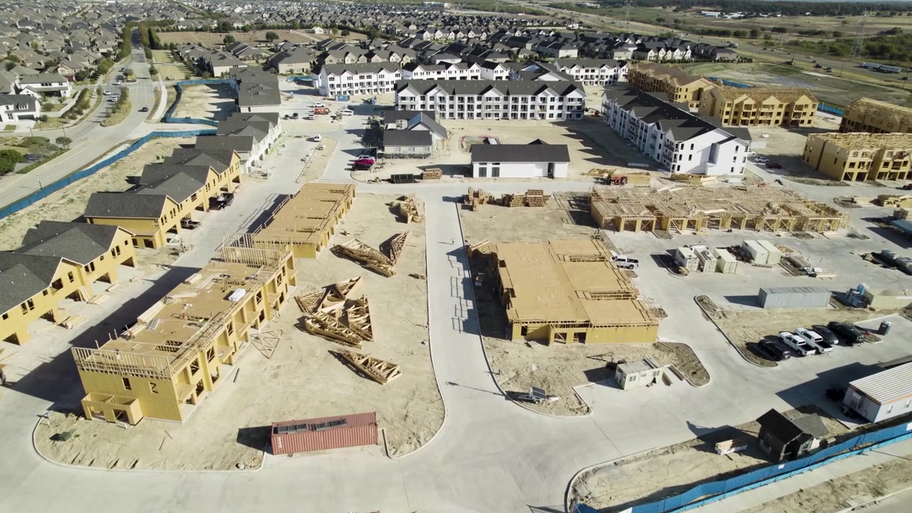 Luftvideo von Bauarbeiten in Northlake, Texas. Mehrere Gebäude, wahrscheinlich Wohnungen, werden gebaut.